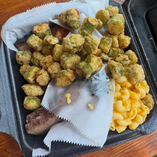 🍗 Monday treasure barbecue surprise from Chophouse BBQ! There’s brisket buried under those okras!

@chophousebbq_catering