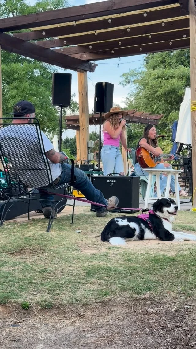🎤 Please turn your headlights towards Red’s. This amazing mama | daughter duo is just warming up tonight during Open Mic for their show Sunday 12-2! We’re always so honored and impressed when talent comes out to open Mic and turns it up at Red’s!