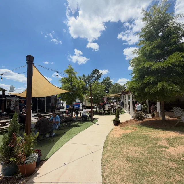 🌞 It’s such a beautiful Thursday! We are lucky to share it with you! 
Line Up: Cookies & Moore, Bare Baked Pizza, Toy’s Tasti Thai, Meat & Greek, Latin Effect