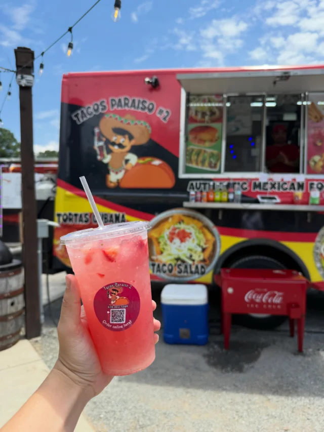 🍓 Refreshing strawberry Agua Fresca on this Sunday!