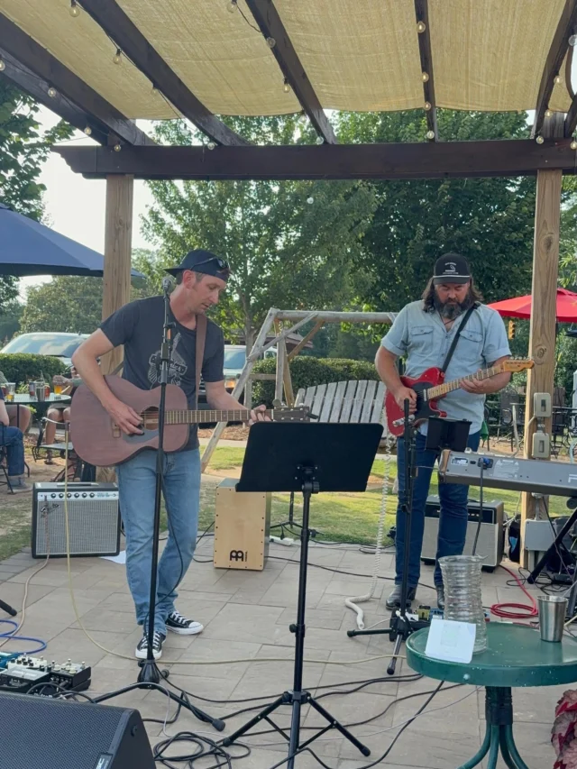 🎶 Rivers brown and Jonathan Robinson kicking off the Wednesday night invitational only jam showcase! Come hear the sounds at Red’s!