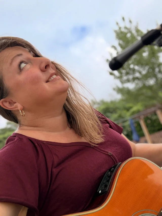 🎤 Looking up and out on this Saturday and towards the Mic- Mary Stone is live and the Shoppe Girls tune in at 6:30.

@sopinesscene 
@marystonemusic
