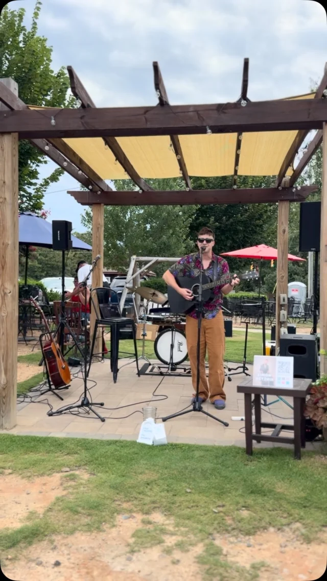 🎵 Small town music sweetness tonight! Our invite only Jam with Mary Stone was a special way to welcome some hopeful artists to the vibes of Red’s. Customers and fans enjoyed a super special Wednesday evening! 

@sopinesscene