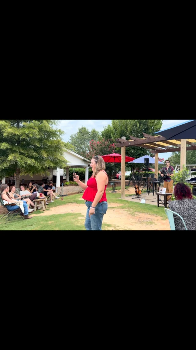 🎤 Sweetest little jam going on till 9! Sounds and vibes are all on! Come see these bands and musicians here to jam. 

@sopinesscene