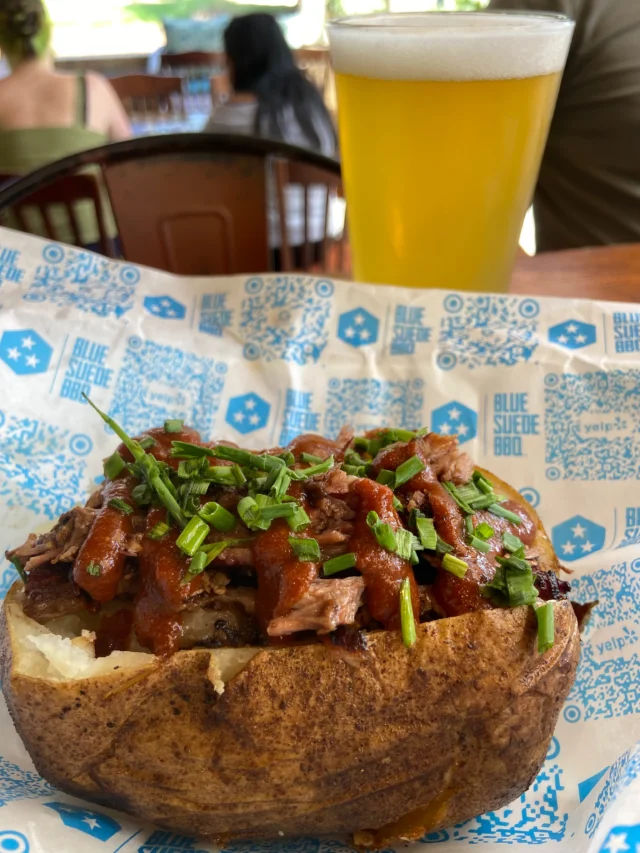 🥔 Monday loaded the right way! The Kenny C special from Blue Suede Bbq! 

@bluesuedebbq
