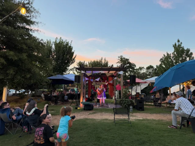 🩷 Pink sky sunset on our Femme Fest Eve with Momma Molasses! Thank you to everyone who came out to support and celebrate today! It’s been so special!