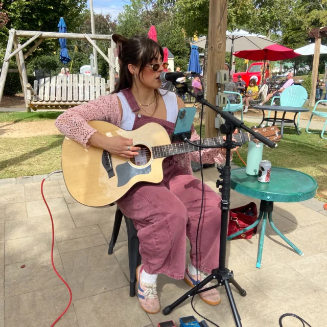 🎤 The coolest Claire LaRose is on the mic bringing all the strong and sparkly vibes to this Saturday! 💓

@sopinesscene 
@itsclairelarose